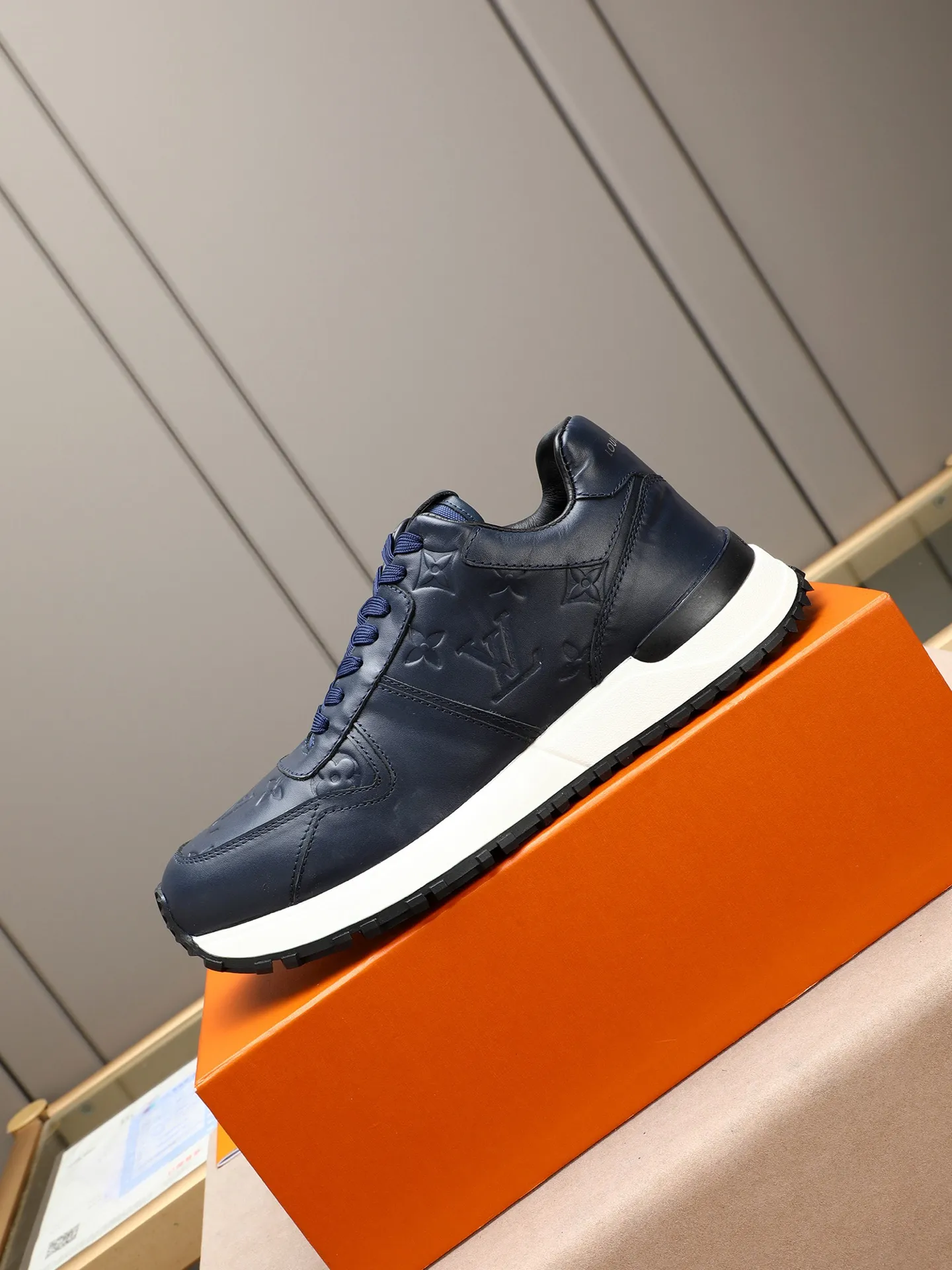 Men's Shoes 💰660 L The Run Away Maxi sneaker debuts in the 2025 collection and continues the iconic design of the Run Away sneaker. The smooth cowhide leather upper features contrasting LV lettering and Vuitton logos, and a lightweight rubber wedge outsole evokes running shoe construction. High level of comfort. Looks good, wears well and matches well. Worth buying! 7 color selection size: 39-44 (45 customized)